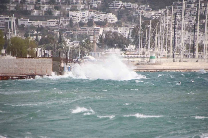 Bodrum’da fırtına balıkçı teknesini batırdı
