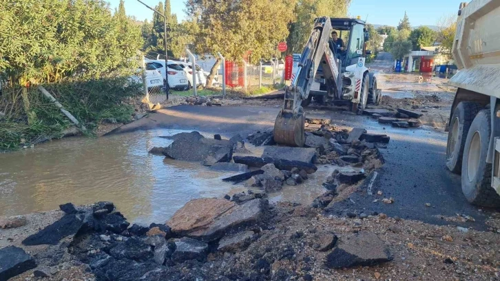 Bodrum’da içme suyu isale hattı patladı, işletmeleri su bastı
