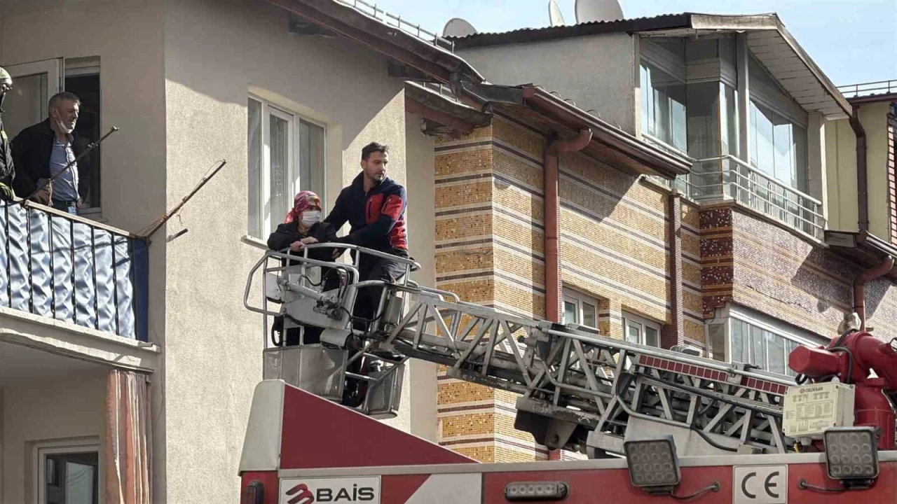 Bodrum katta yangın çıktı, dumanlar binayı sardı
