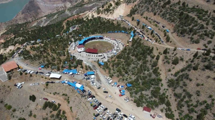 Boğalar yeni Yusufeli’nde ilk kez arenaya çıktı
