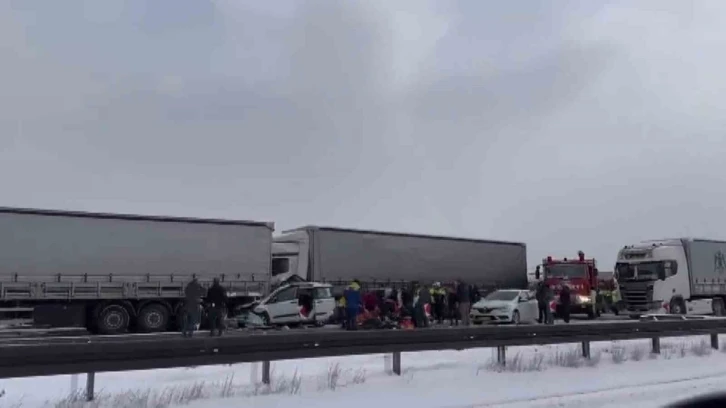 Bolu’da büyük trafik kazası, Ankara istikametine TEM otoyolu trafiğe kapandı