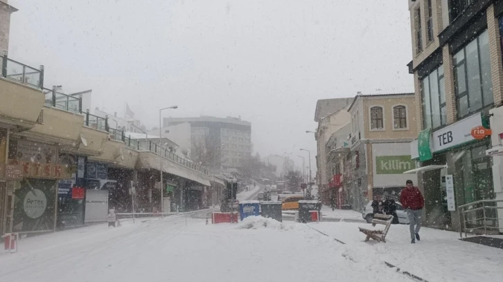 Bolu’da kar yağışı etkili oluyor
