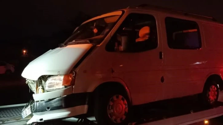 Bolu’da minibüs ile otomobil kavşakta çarpıştı: 2 yaralı
