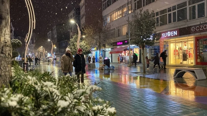 Bolu’da şehir merkezinde kar yağışı etkili oluyor
