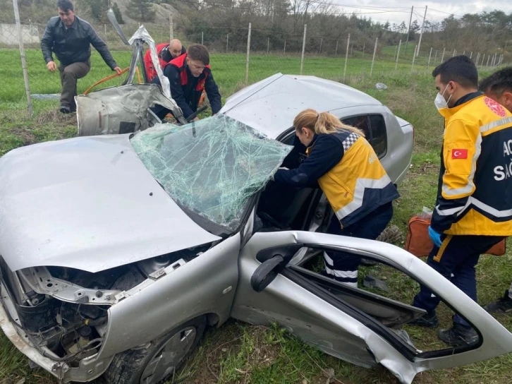 Bolu’da tırla çarpışan otomobil kağıt gibi ezildi: 2 ölü, 1 yaralı
