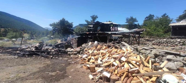 Bolu’da yangın: Ev ve müştemilat küle döndü
