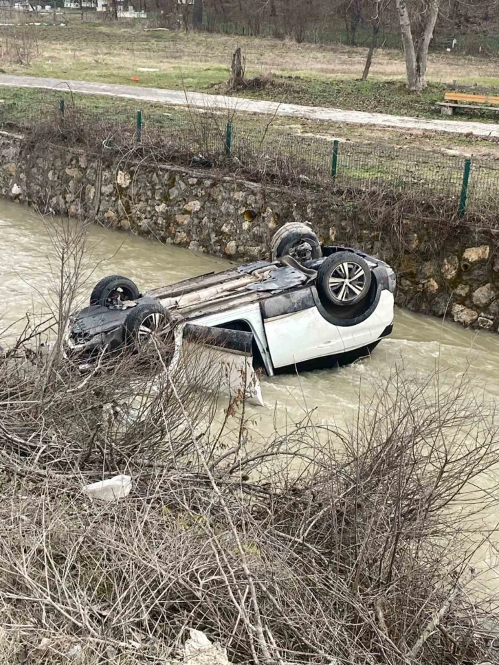 Yoldan çıkan cip dereye uçtu