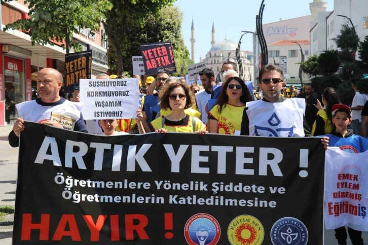 Bolu’da yüzlerce öğretmen, öldürülen meslektaşı için yürüyüş yaptı
