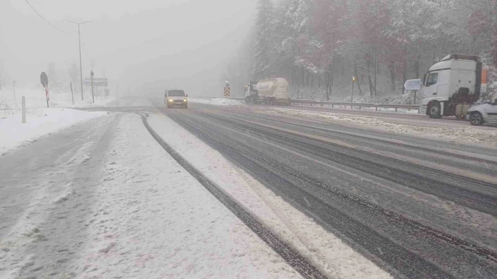 Bolu Dağı’nda kar yağışı ve sis etkili oluyor
