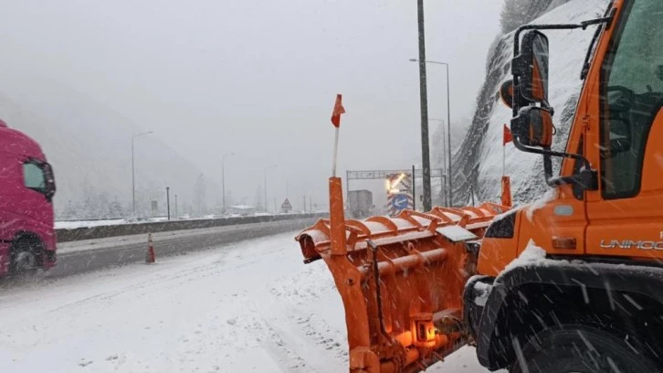 Bolu Dağı’nda yoğun kar yağışı etkili oluyor