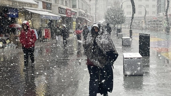 Bolu'da kar yağışı etkili oluyor