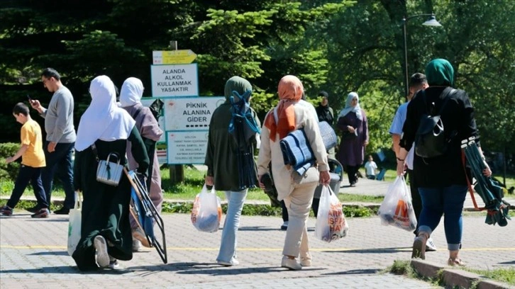 Bolu'da sıcaktan bunalanlar Gölcük Tabiat Parkı'nı tercih etti