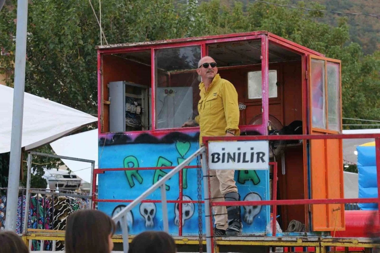 Borcuna karşılık aldığı lunaparkı panayır panayır gezerek işletiyor
