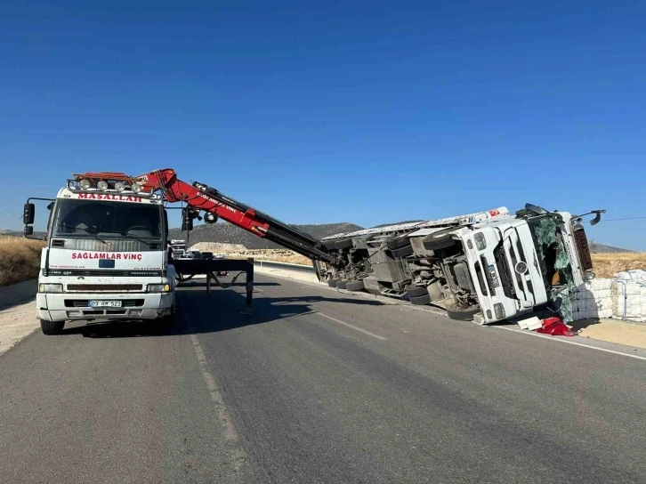 Boş çuval taşıyan tır devrildi, 3 kişi yaralandı
