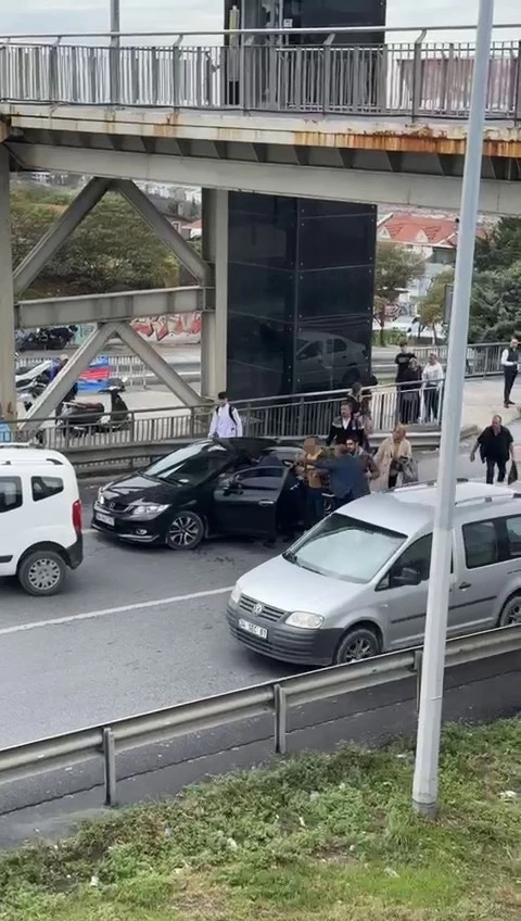 Boşanma aşamasındaki eşinin ailesiyle mahkeme çıkışı kavga etti
