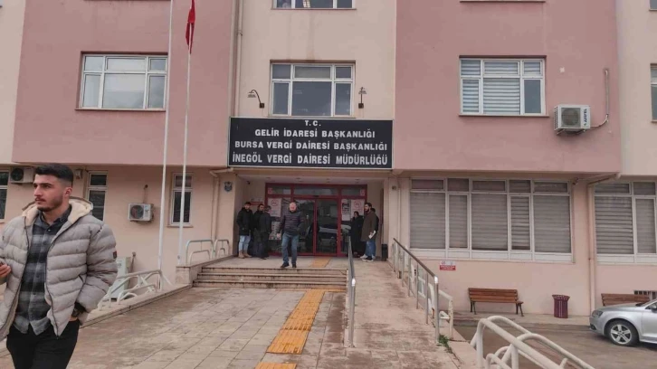 Boşanma aşamasındaki öfkeli koca avukat çifte kurşun yağdırdı
