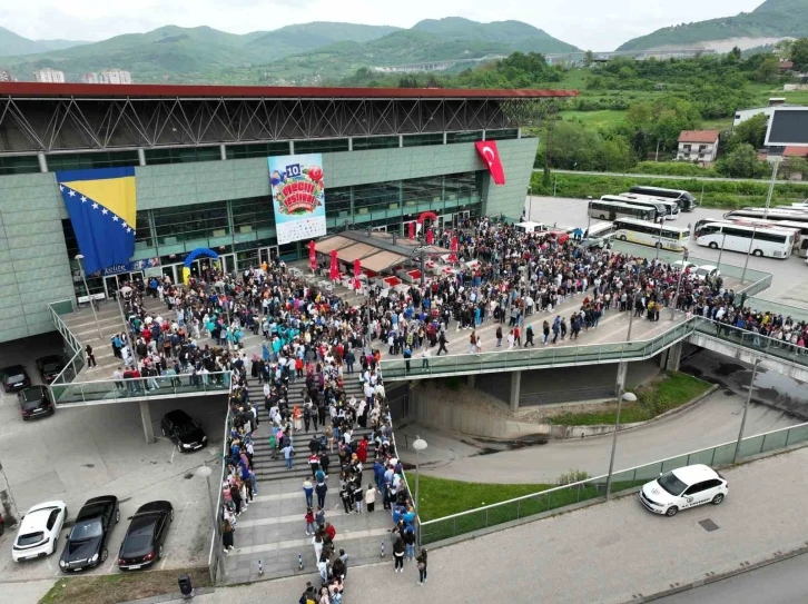 Bosna Hersek’te “10. Çocuk Şenliği”nde binlerce çocuğun Türkçe şarkıları yankılandı
