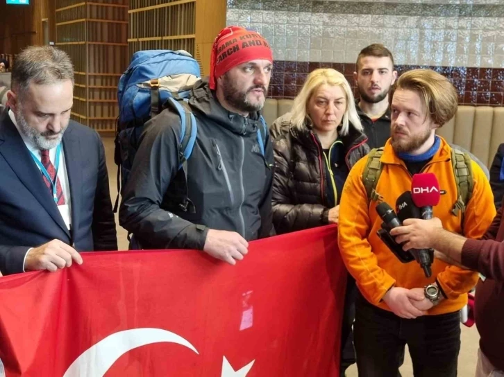 Bosnalı arama kurtarma ekibinin tercümanı açıklama yaparken duygusal anlar yaşadı
