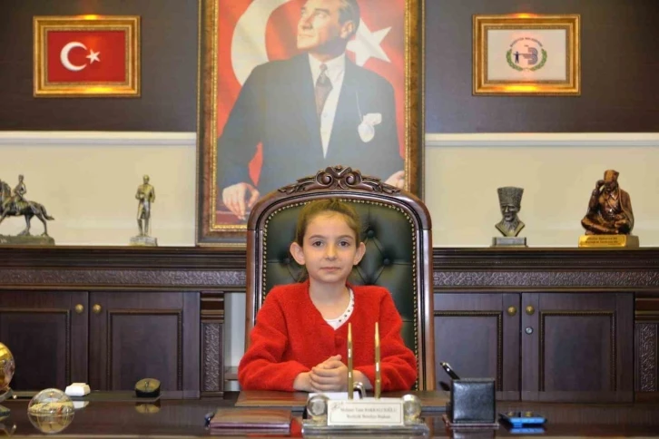 Bozüyük Belediyesinin minik başkanı makam koltuğuna oturdu
