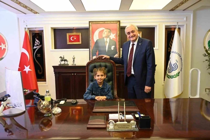 Bozüyük’te çocuk Belediye Başkanı Nursima, makam koltuğuna oturdu
