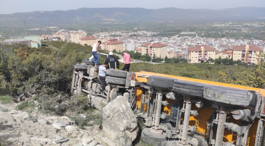 Bursa'da TIR devrildi