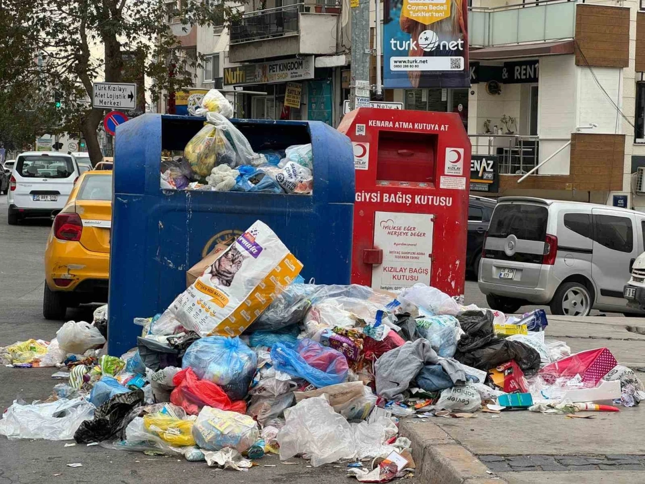 Buca’da belediye çalışanları iş bıraktı, ilçede çöp yığınları oluştu
