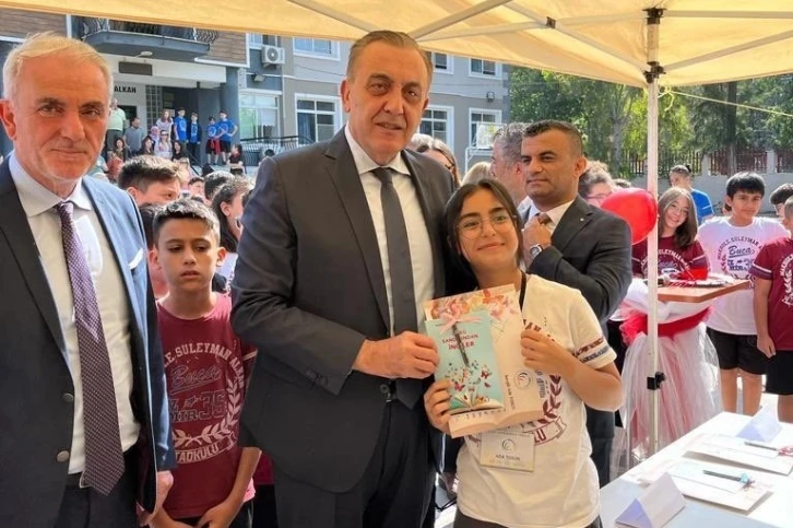 Buca’da kitap yazan öğrenciler yeni ufuklara yol açıyor
