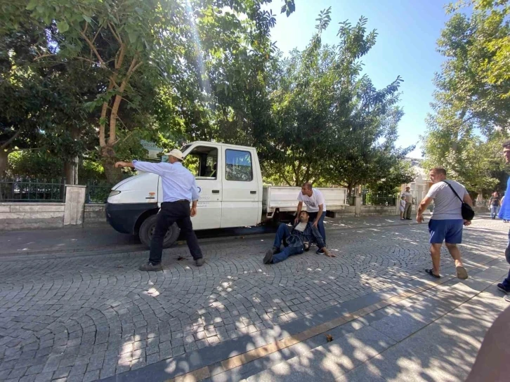 Budadığı ağaçtan düşen belediye işçisinin ayağına demir saplandı
