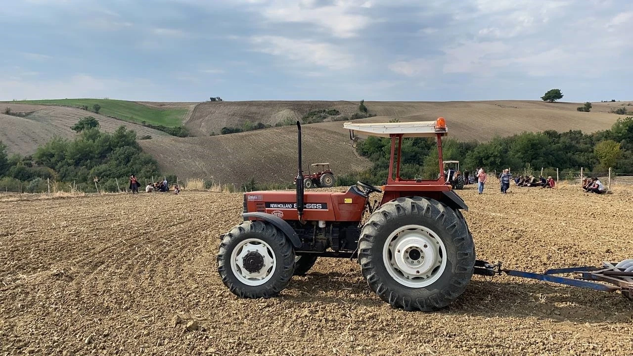 Buğday ekerken traktörün altında kalarak can verdi