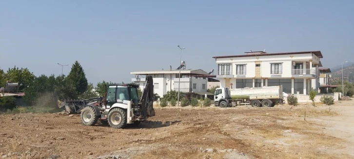 Buharkent ekipleri, çocuk parkı için kolları sıvadı
