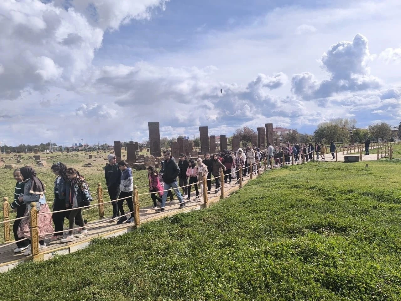 Bulanıklı öğrenciler Ahlat’ı gezdi
