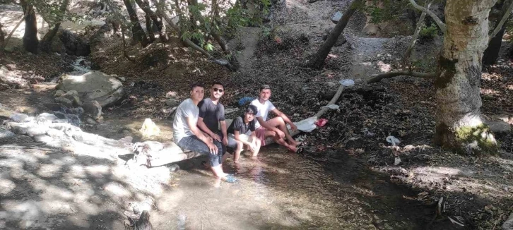 Bunaltıcı sıcaklıkta serinlemek isteyen vatandaşlar dere yataklarına akın ediyor
