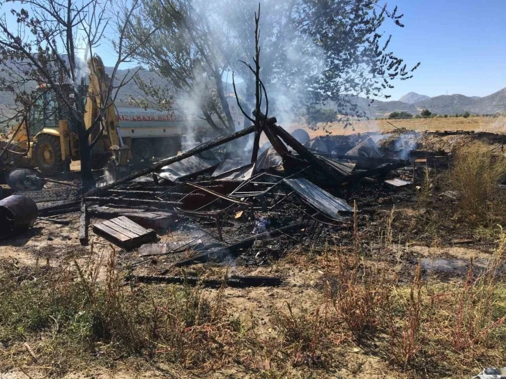 Burdur’da çıkan yangında bağ evi kullanılamaz hale geldi
