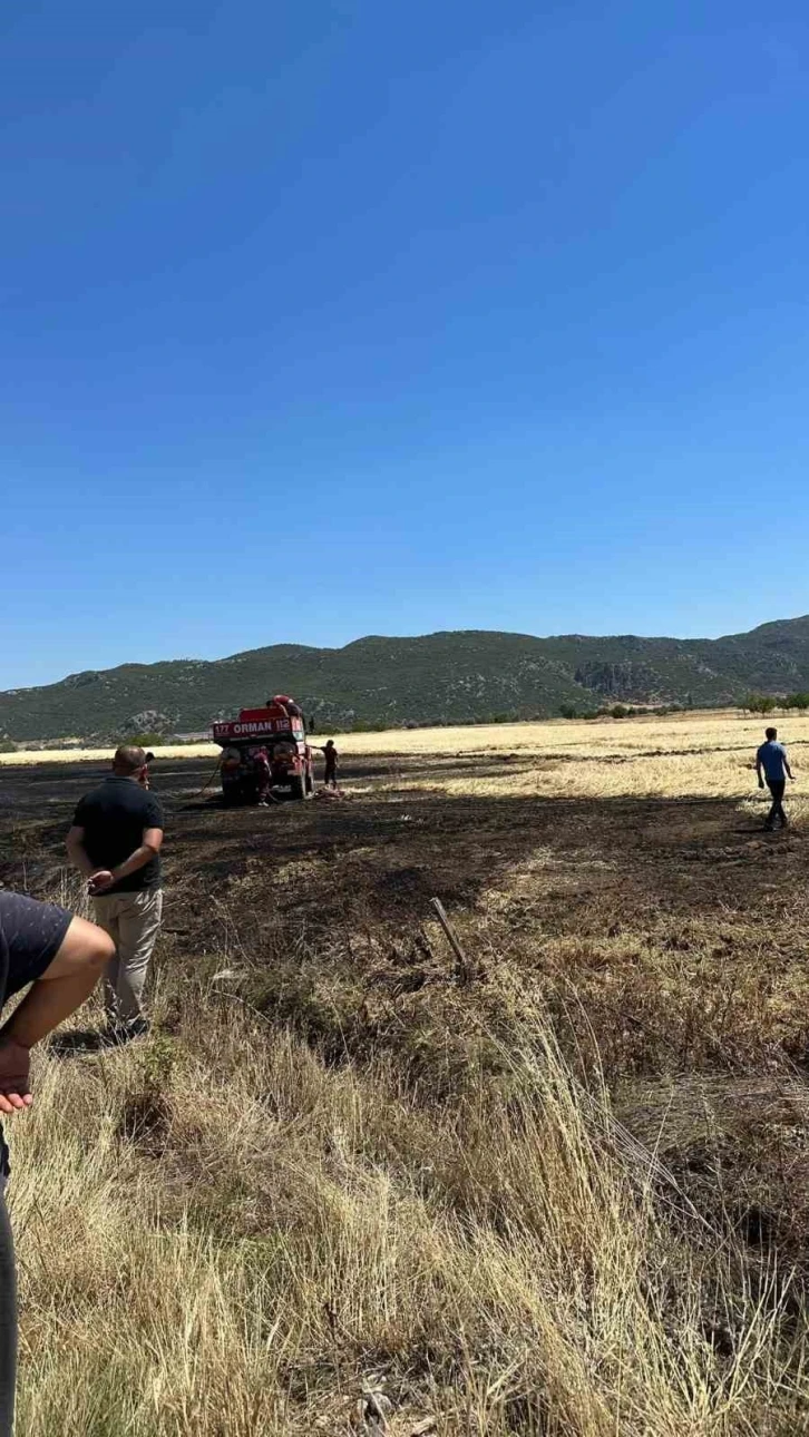 Burdur’da hasat yapılırken çıkan yangında 1 dekar alan yandı
