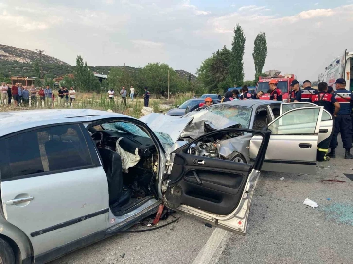 Burdur’da iki otomobil kafa kafaya çarpıştı: 1 ölü, 9 yaralı