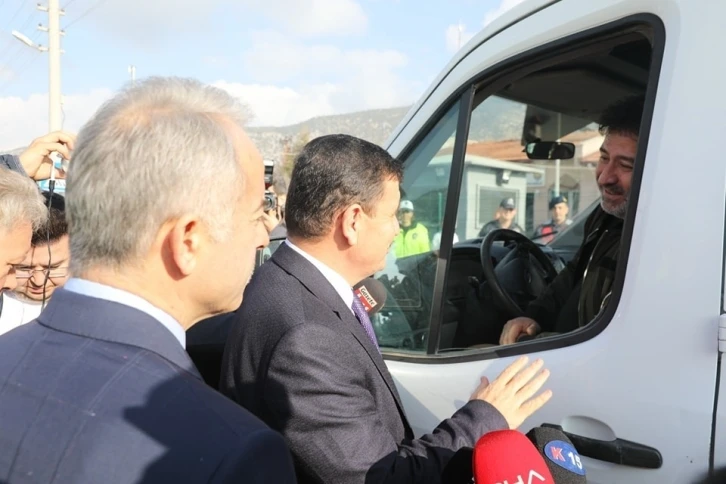 Burdur’da jandarma ve emniyet ekipleri tarafından kış lastiği denetimi