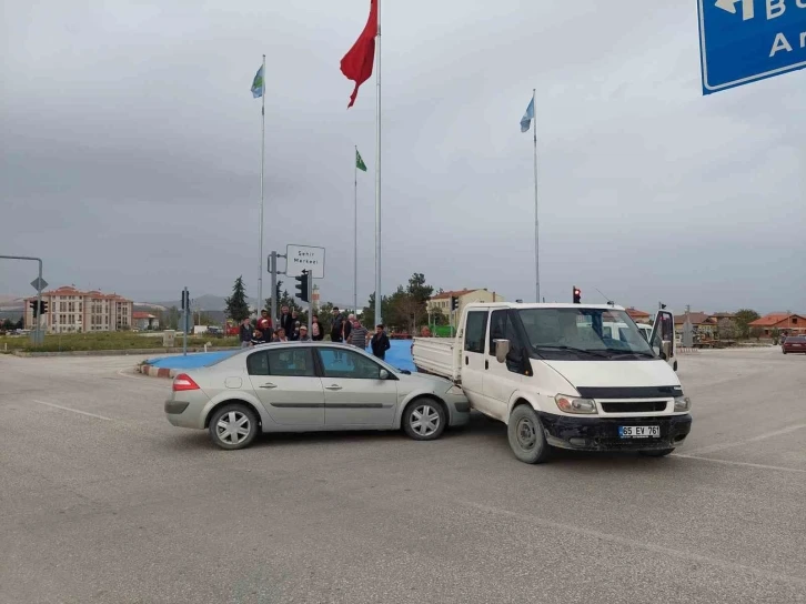 Burdur’da kırmızı ışık ihlali yapan ehliyetsiz sürücü kazaya neden oldu
