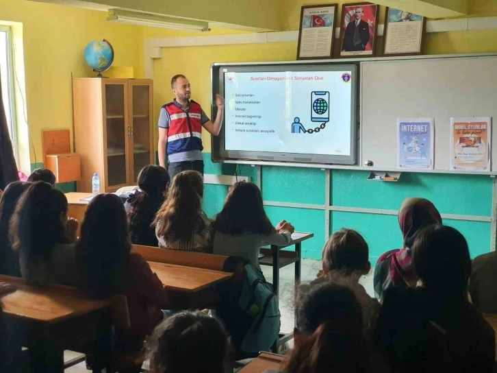 Burdur’da öğrencilere uyuşturucu ve siber suçlarla mücadele eğitimi verildi
