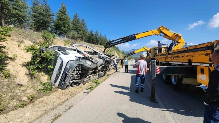 Burdur’da otomobil taşıyan çekici şarampole devrildi: 1 yaralı
