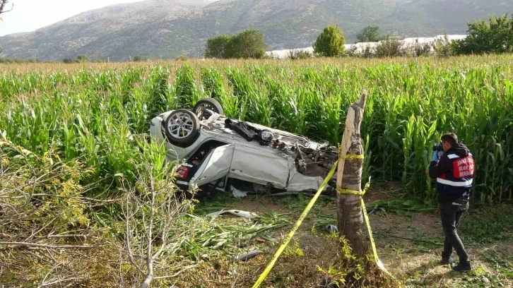 Burdur’da otomobiliyle tarlaya uçan genç itfaiye eri hayatını kaybetti
