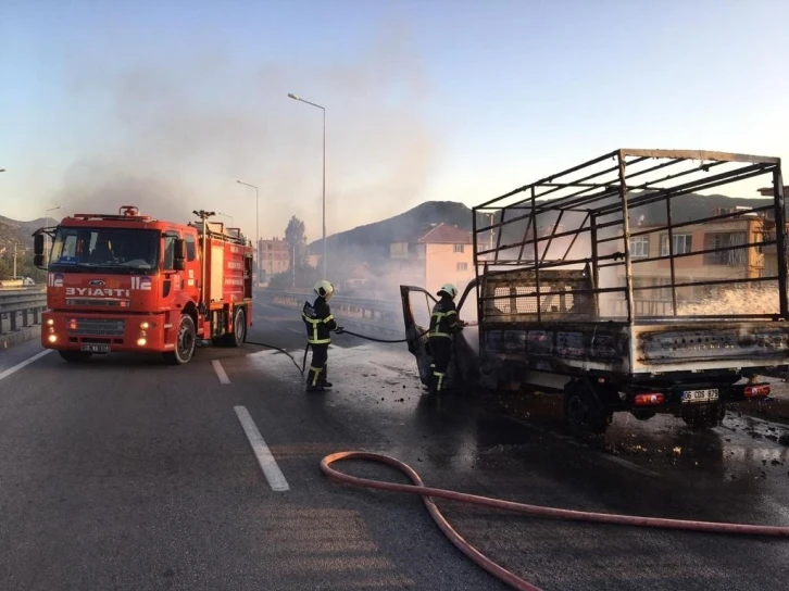 Burdur’da seyir halindeki kamyonet alev alev yandı
