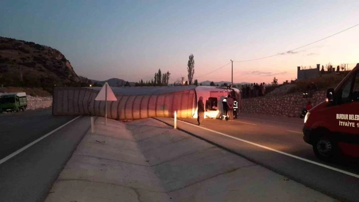 Burdur’da seyir halindeyken lastiği patlayan tır yan yattı: 1 yaralı
