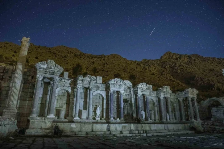 Burdur’un görkemli tarihi yapıları gökyüzünün ışıltılı şovuna tanıklık etti
