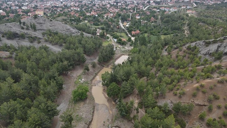 Burdur'da selden etkilenen Gölhisar ilçesinde temizlik çalışması sürüyor