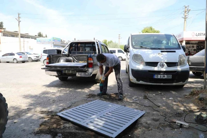 Burhaniye’de mazgal temizliği yapılıyor
