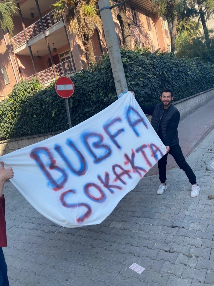 Burhaniye’de üniversiteli öğrenciler sokakta hurda ve çöp topladı
