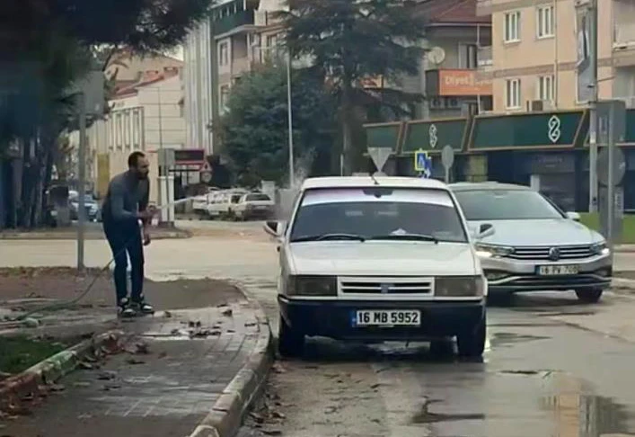 Bursa barajları alarm verirken aracını sokak çeşmesinde yıkadı