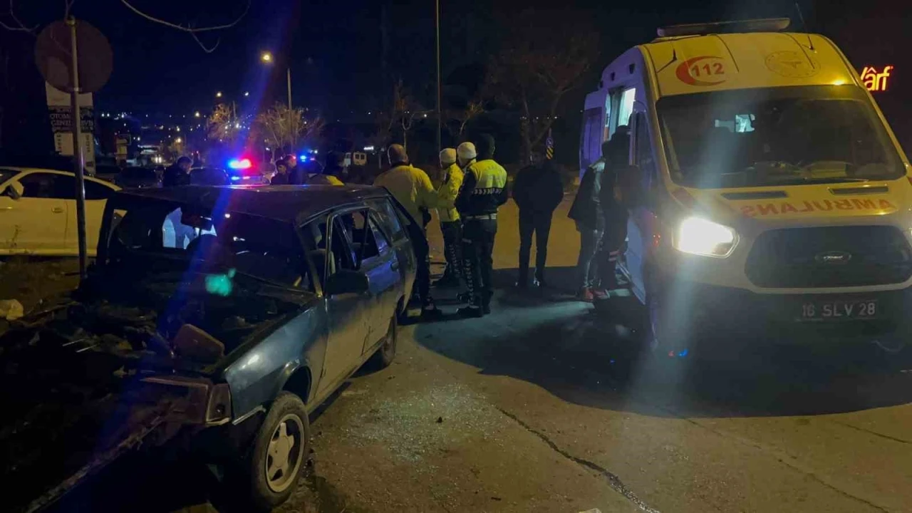 Bursa’da 2 araç kafa kafaya çarpıştı: Sıkışan sürücü yaralandı