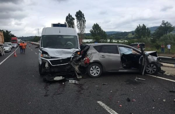 Bursa’da 3 aracın karıştığı zincirleme kaza: 2 yaralı