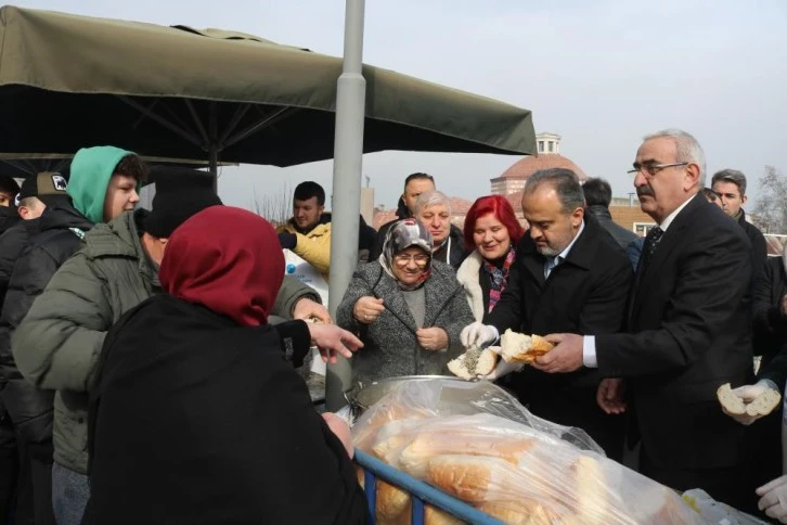 Bursa’da 5 bin kişiye hamsi ekmek ücretsiz dağıtıldı